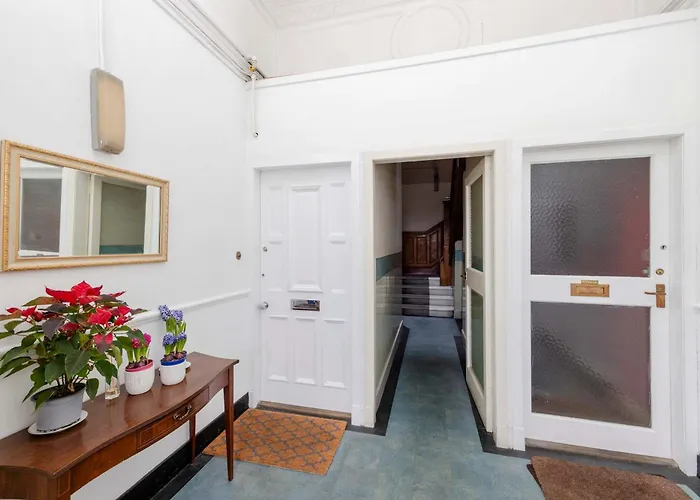 Joivy Spacious 2-bedroom Ground Floor Flat Edynburg