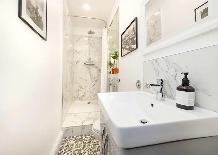 Joivy Spacious 2-bedroom Ground Floor Flat Apartament