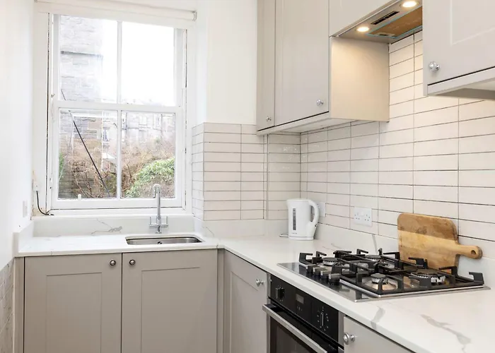 Joivy Spacious 2-bedroom Ground Floor Flat Apartament