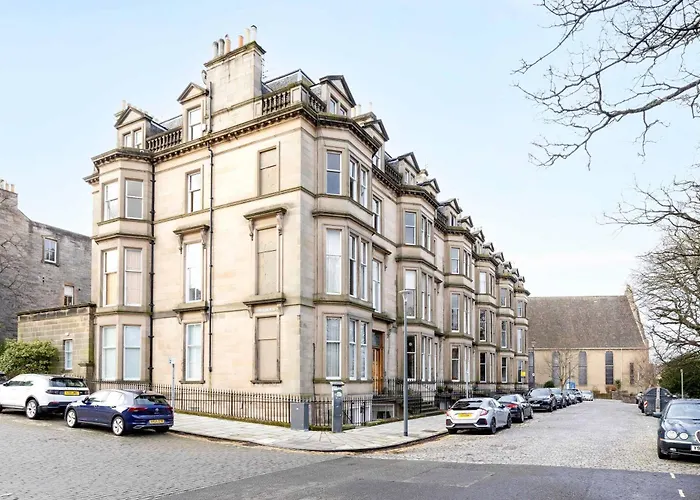 Joivy Spacious 2-bedroom Ground Floor Flat Apartament