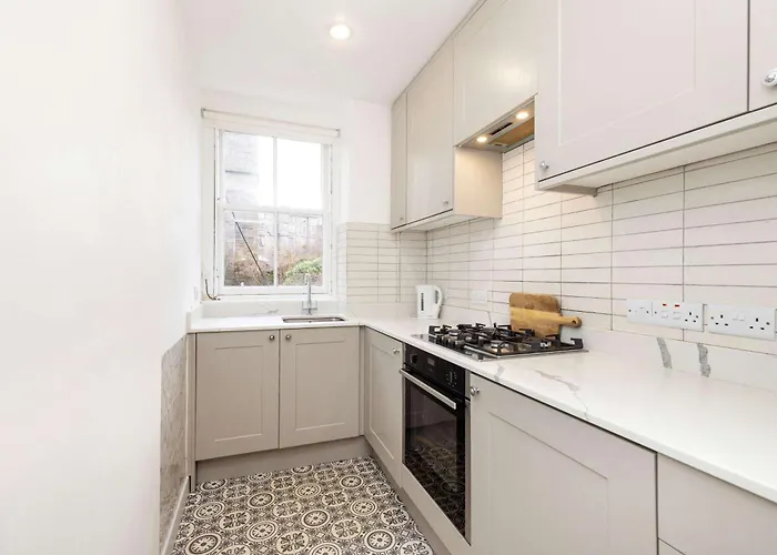 Joivy Spacious 2-bedroom Ground Floor Flat Apartament *