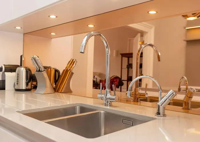 Joivy Ultra Luxe Near Princes Street 아파트 *