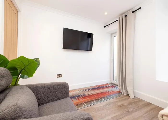 Joivy 3br Flat In Haymarket With Free Parking *