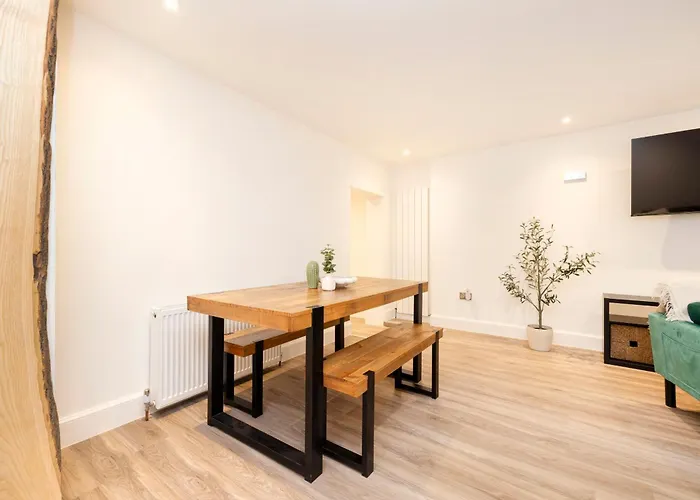 Апартаменты Joivy 3br Flat In Haymarket With Free Parking *