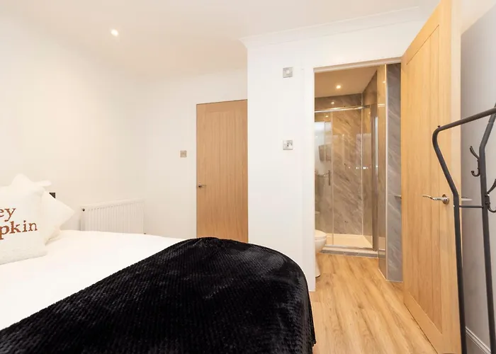 Joivy 3br Flat In Haymarket With Free Parking