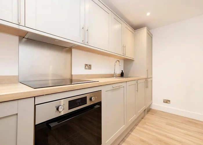 Joivy 3br Flat In Haymarket With Free Parking Эдинбург