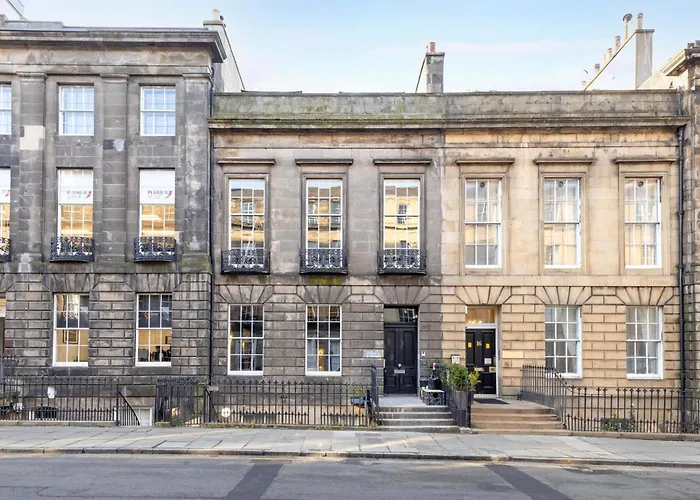 Joivy 3br Flat In Haymarket With Free Parking