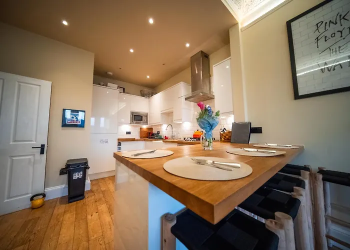 Spacious Flat, Close To The Centre With Scenic Views * Edinburgh