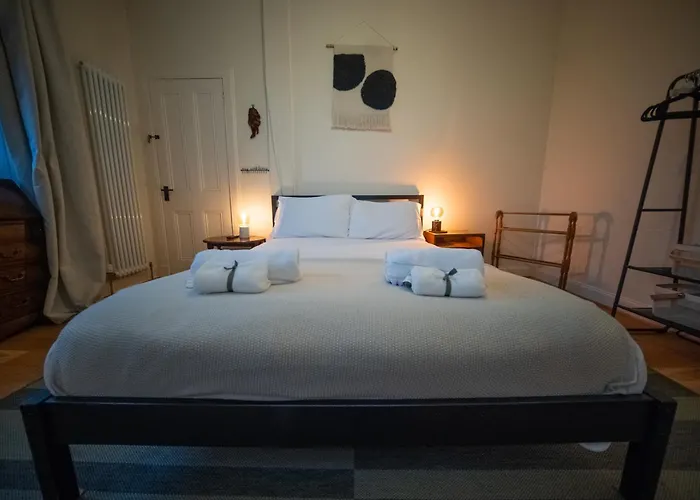Spacious Flat, Close To The Centre With Scenic Views * Edinburgh