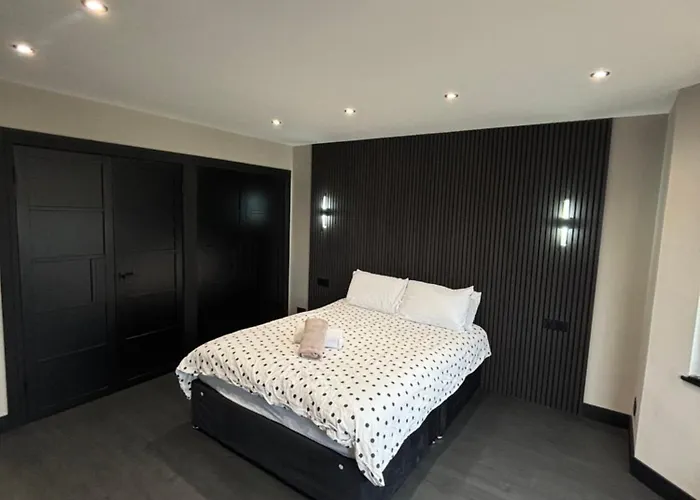 Large Modern Family In Murrayfield - Very Close To Centre - 10 Mins By Direct Bus - Private Driveway & Garden * Edinburg