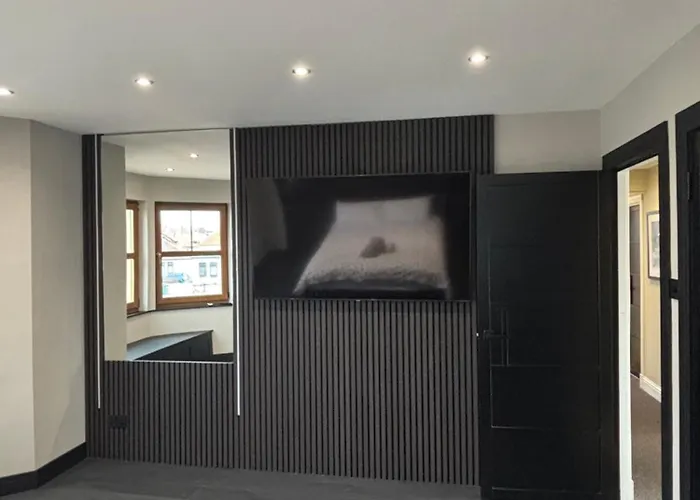 Large Modern Family In Murrayfield - Very Close To Centre - 10 Mins By Direct Bus - Private Driveway & Garden