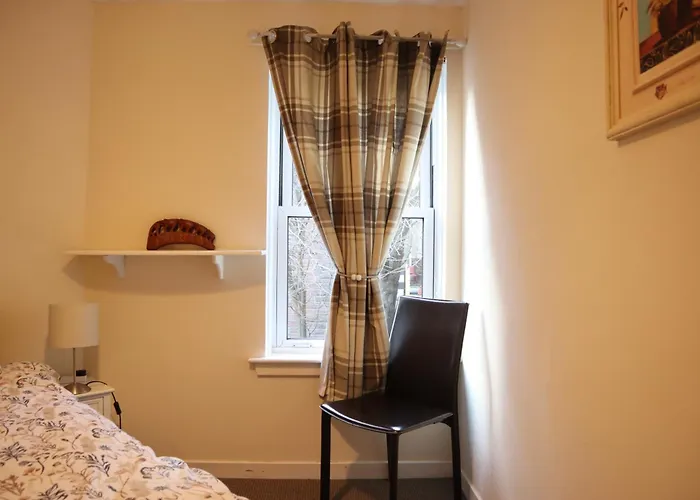 3 Bedrooms Flat In Old Town Sleeps 6 דירה