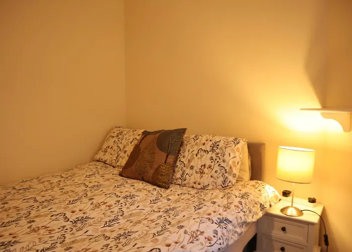 3 Bedrooms Flat In Old Town Sleeps 6 דירה