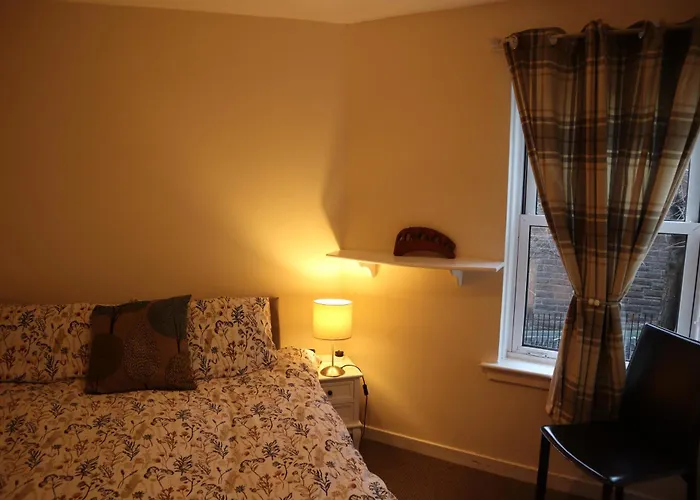 3 Bedrooms Flat In Old Town Sleeps 6 דירה *