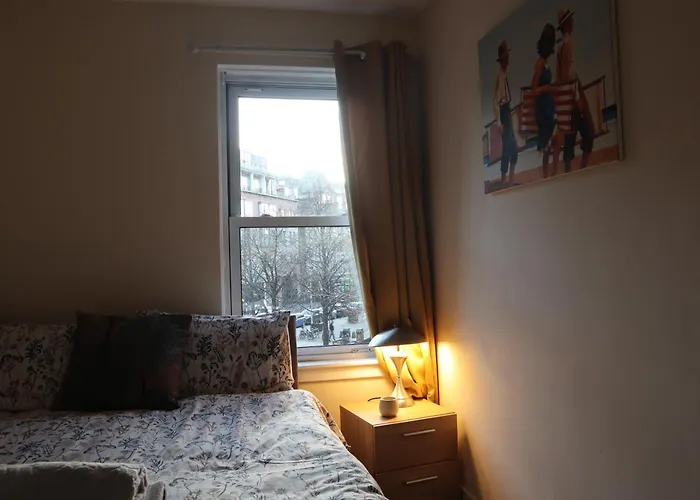 3 Bedrooms Flat In Old Town Sleeps 6 דירה