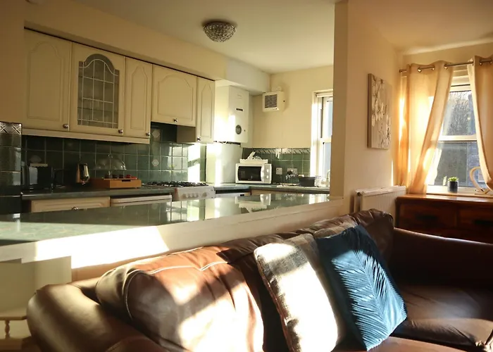 3 Bedrooms Flat In Old Town Sleeps 6 *