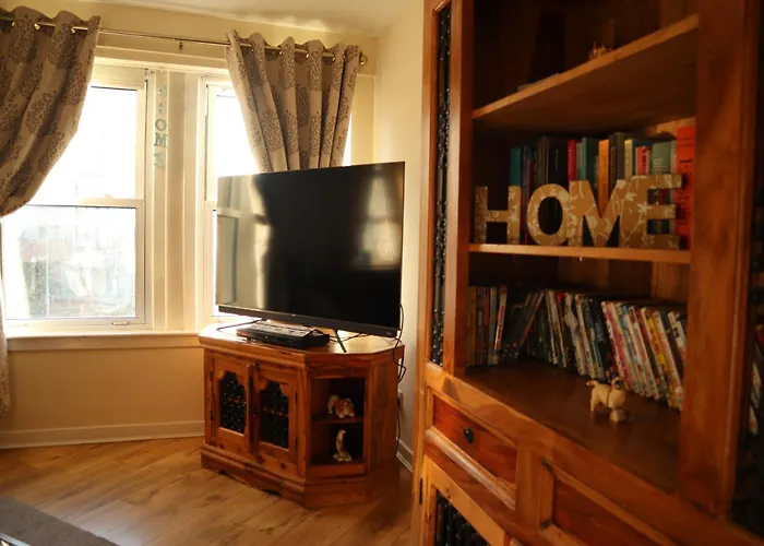 3 Bedrooms Flat In Old Town Sleeps 6 דירה אדינבורו