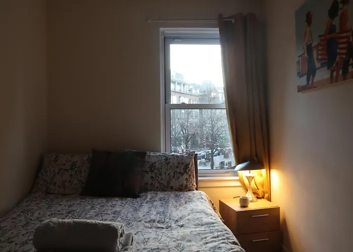 3 Bedrooms Flat In Old Town Sleeps 6 דירה