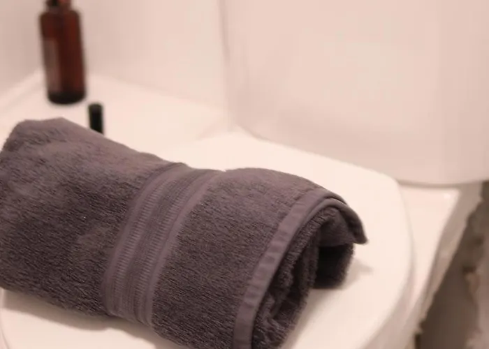 3 Bedrooms Flat In Old Town Sleeps 6 *