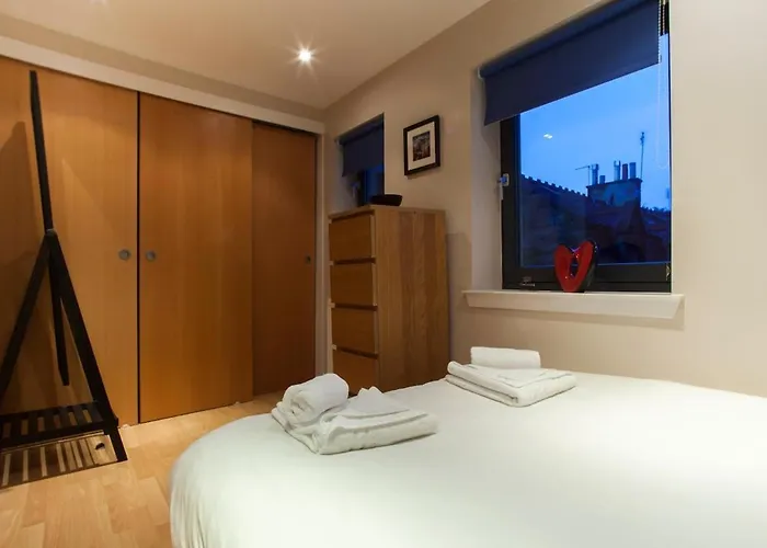 Bright & Stylish West End *