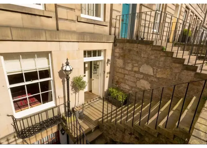 Joivy Boutique With Patio In New Town Apartmán