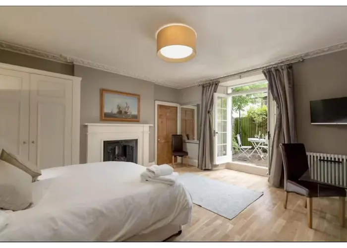 Apartmán Joivy Boutique With Patio In New Town
