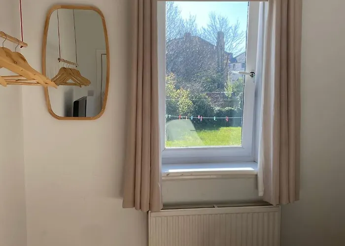 2 Bed With Garden Near Centre & Beach, Free Parking *