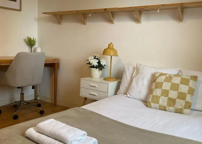 2 Bed With Garden Near Centre & Beach, Free Parking דירה אדינבורו