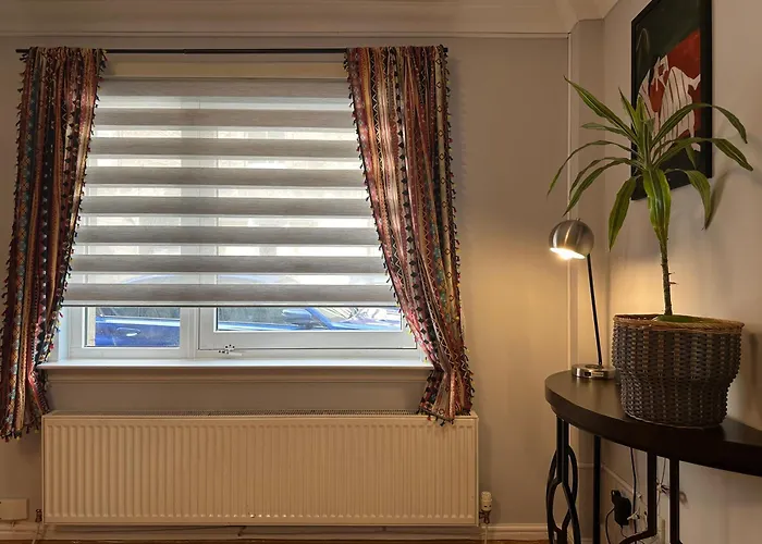 Private Main Door Lovely 2 Bedroom Edinburgh