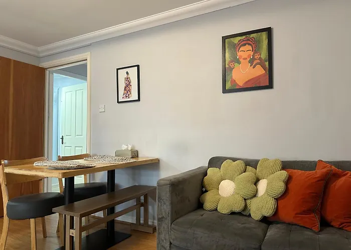 Private Main Door Lovely 2 Bedroom * Edinburgh