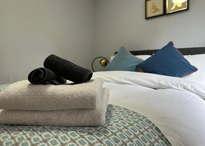 Private Main Door Lovely 2 Bedroom *