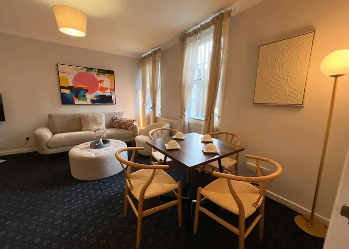 Nicolson Street Two Bedrooms * Edinburgh