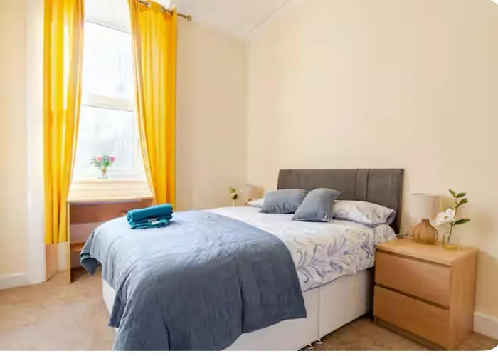 3 Bed - Pet Friendly & Parking דירה