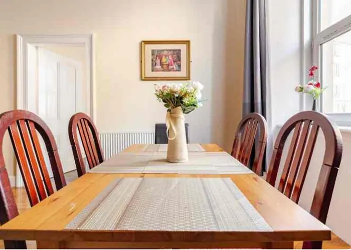 3 Bed - Pet Friendly & Parking *