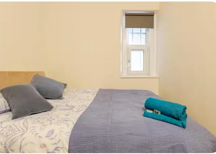 3 Bed - Pet Friendly & Parking Lejlighed *