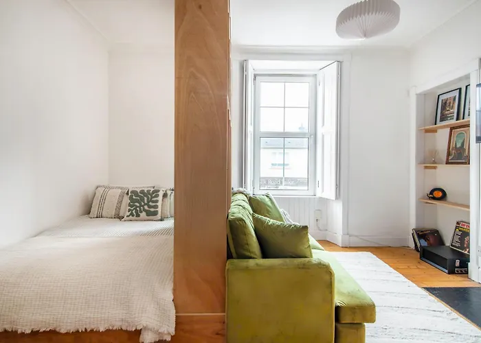 Stylish Near إدنبرة