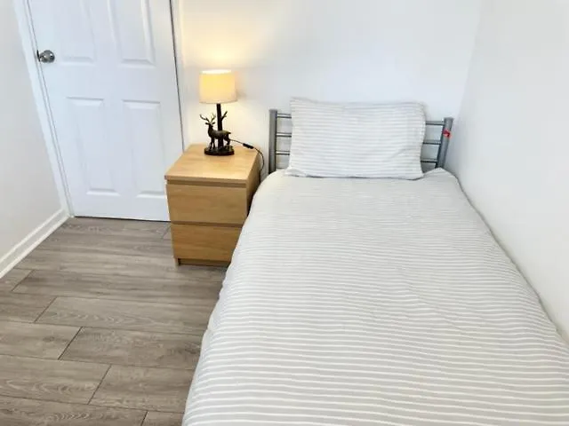 Single In 3 Bedroom House Privat bolig *