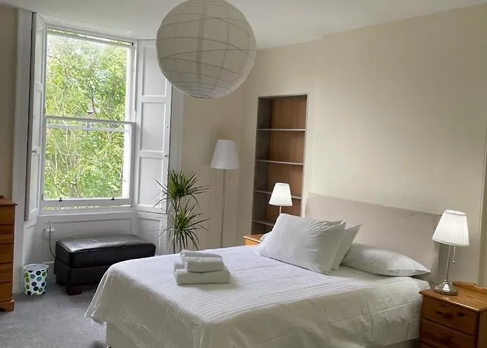 Newington Close To Royal Mile *