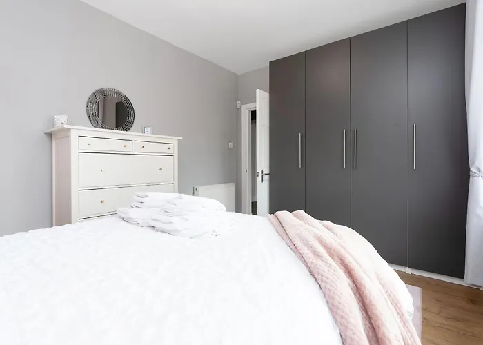 Crewe - Stylish 2 Bedroom Apt, Garden, Free Parking, Edin Apartment