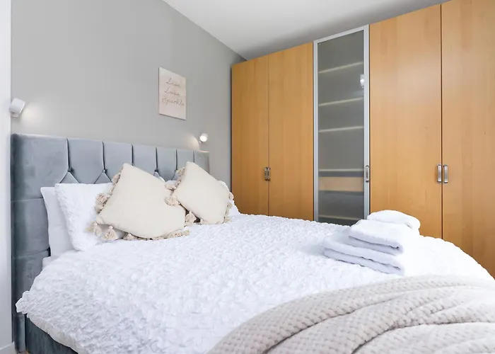 Crewe - Stylish 2 Bedroom Apt, Garden, Free Parking, Edin Apartment *