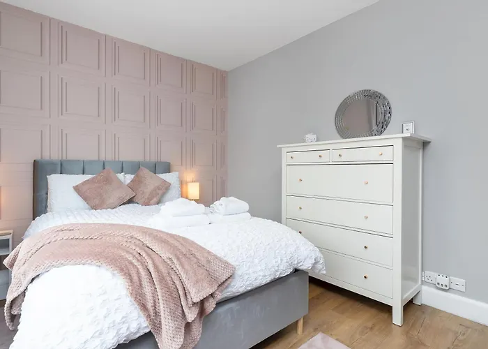 Crewe - Stylish 2 Bedroom Apt, Garden, Free Parking, Edin *