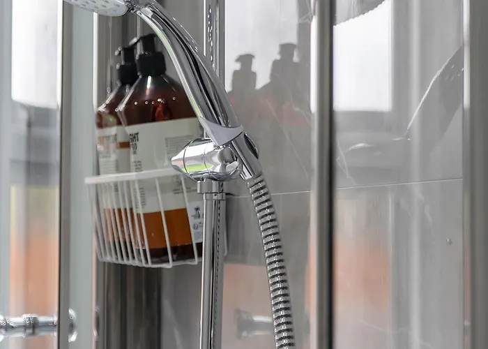 Crewe - Stylish 2 Bedroom Apt, Garden, Free Parking, Edin