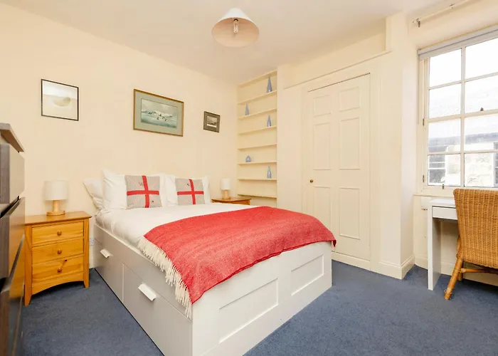 Joivy Gorgeous 2-bed Flat Near Castle Apartment