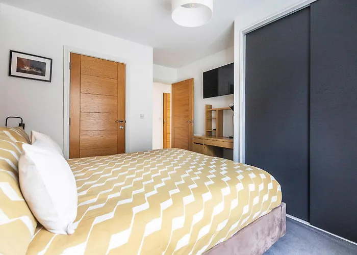 Апартаменты Beautiful Meadowbank With On-street Parking