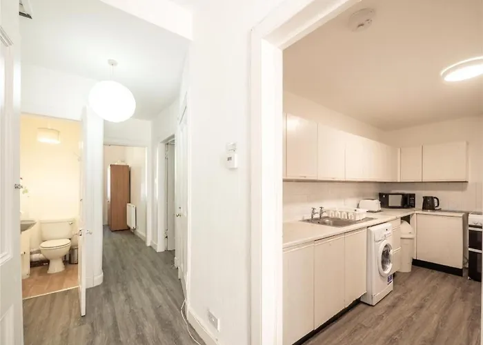 Spacious Center Main Door 3 Bedrooms Flat * Эдинбург