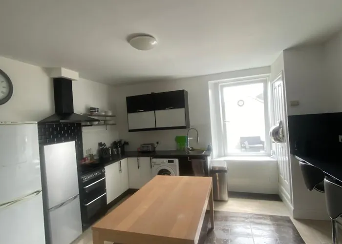 West Side بيت شباب