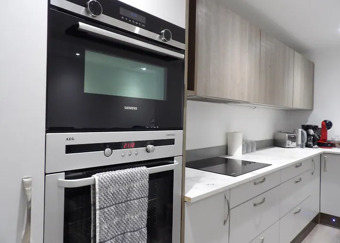 Montgomery Lovely 3 Bedroom With Private Garden In Centre Apartment