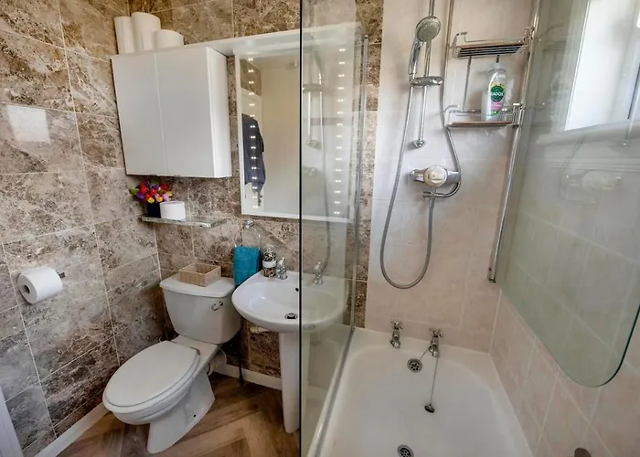 Holiday home Beautiful Attractive House Free Parking Near Airport *