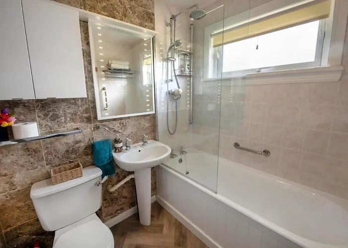 Beautiful Attractive House Free Parking Near Airport בית נופש אדינבורו