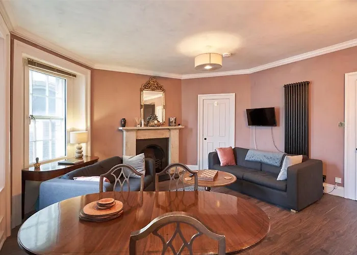 3 Bedroom - Historic Old Town شقة *